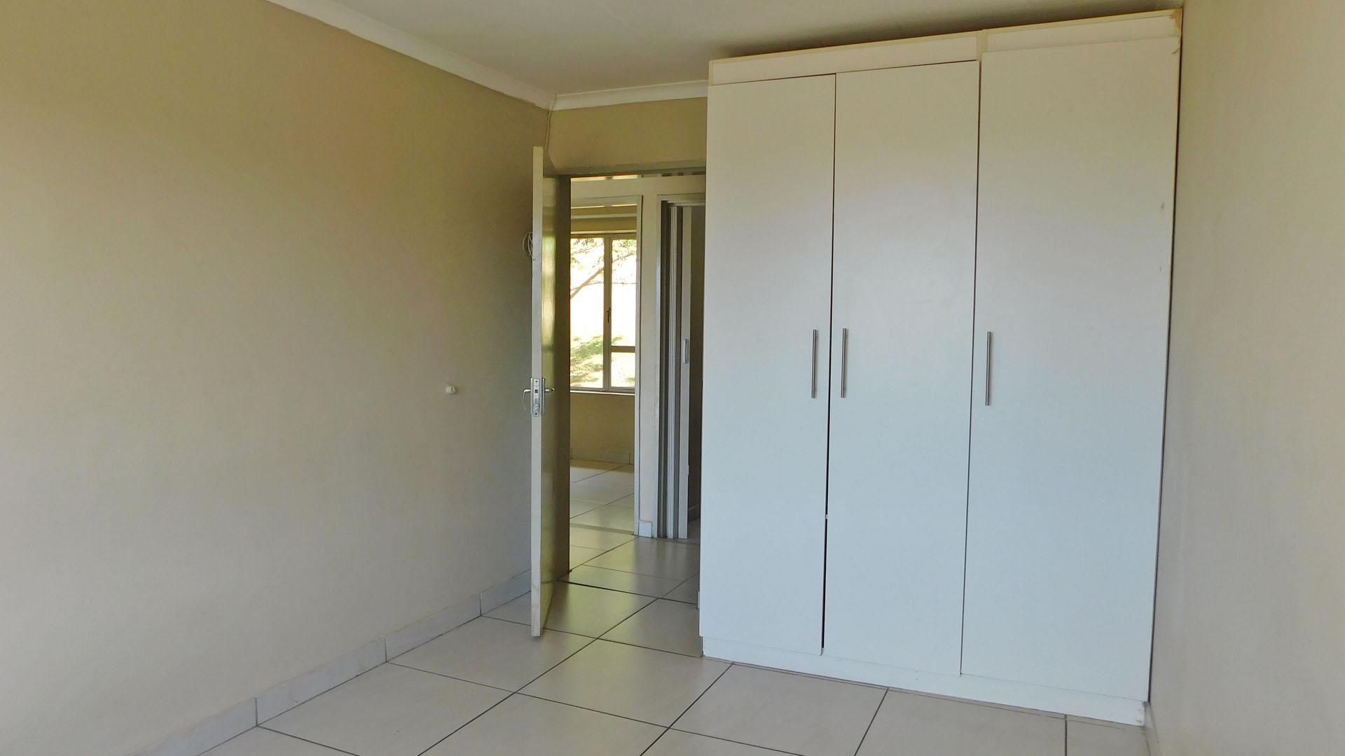 Main Bedroom - 14 square meters of property in Montclair (Dbn)