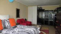 Main Bedroom - 27 square meters of property in Cosmo City