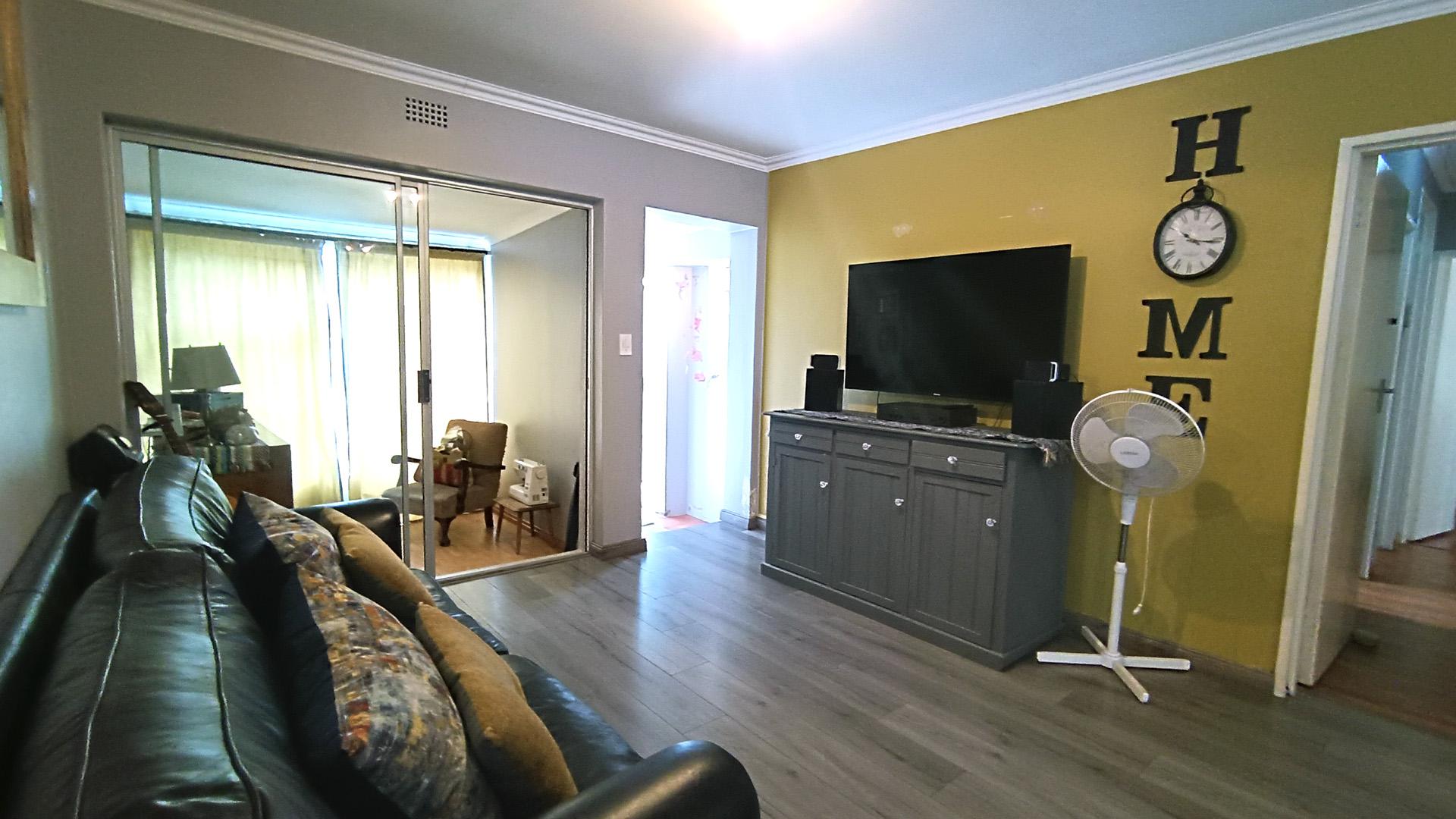 Lounges - 14 square meters of property in Meyerhof