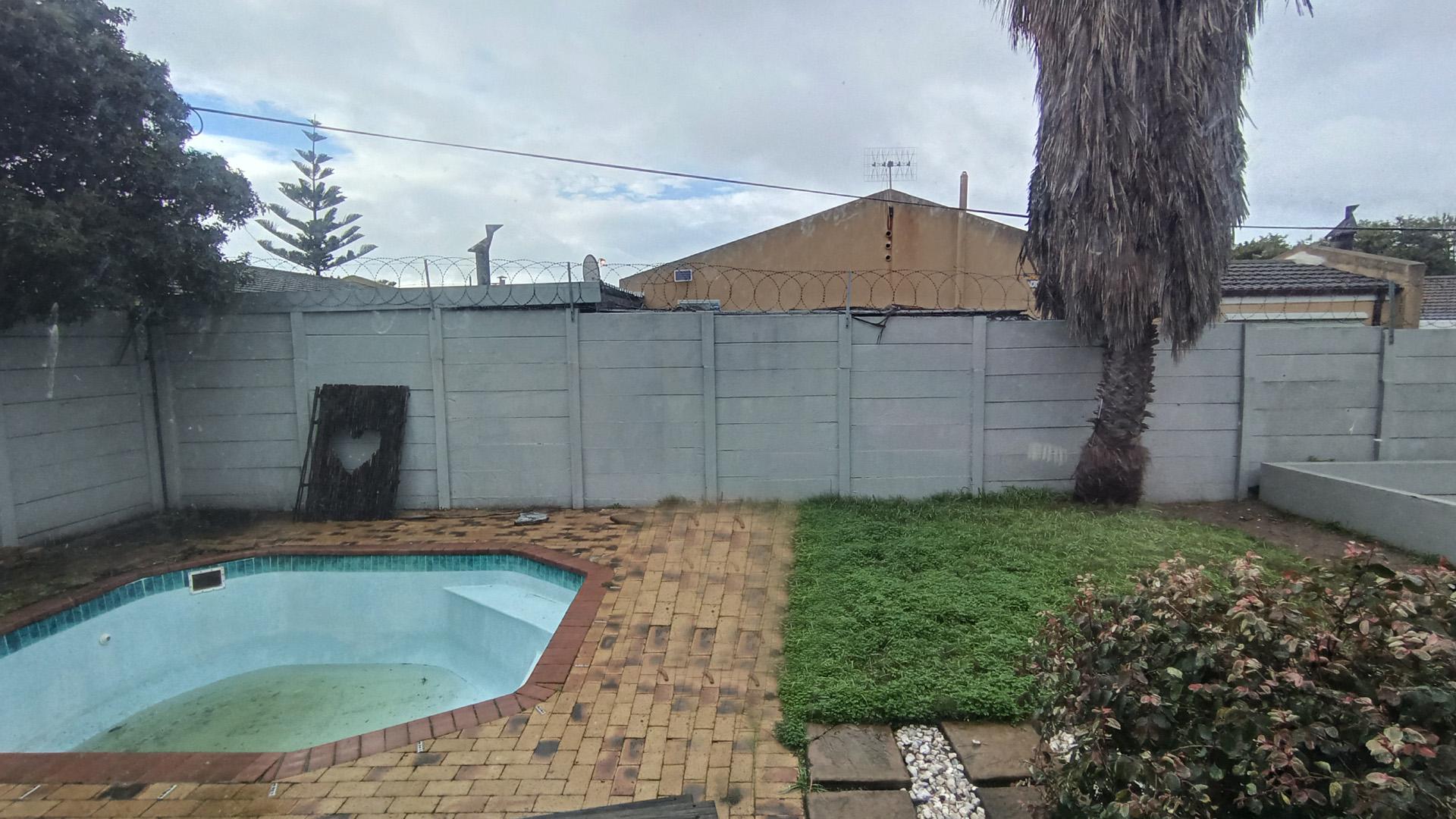 Swimming Pool of property in Meyerhof