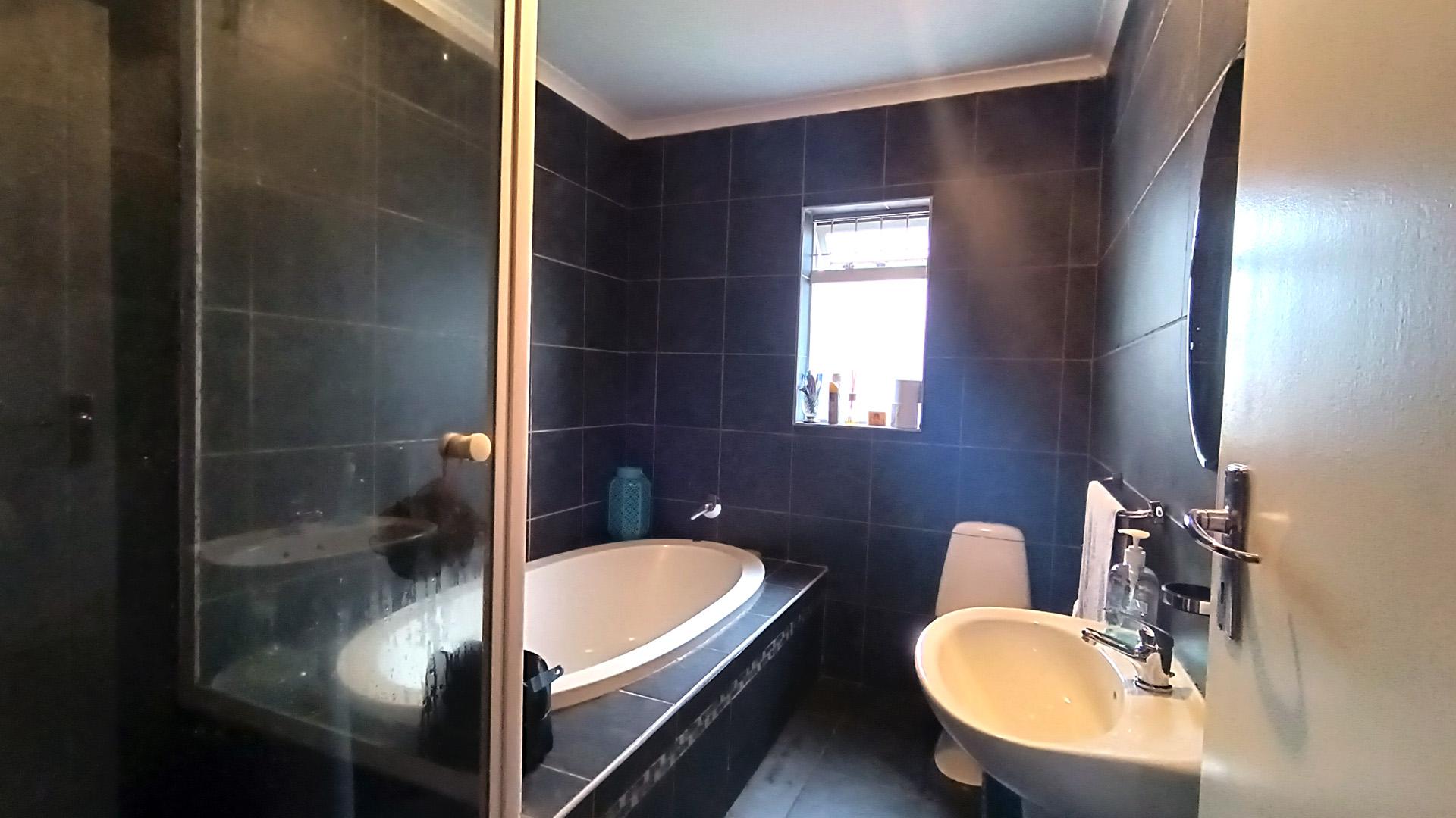 Bathroom 1 - 8 square meters of property in Meyerhof