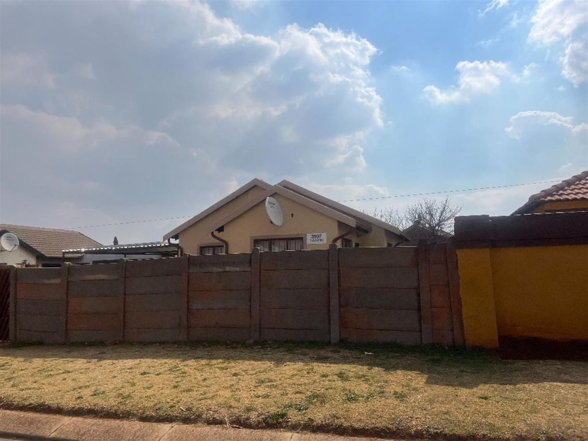 Front View of property in Dawn Park