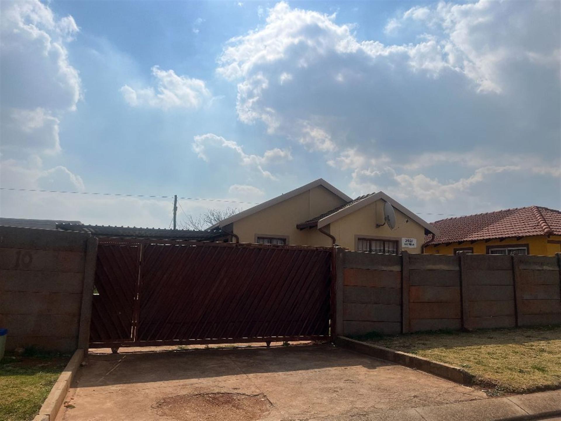 Front View of property in Dawn Park