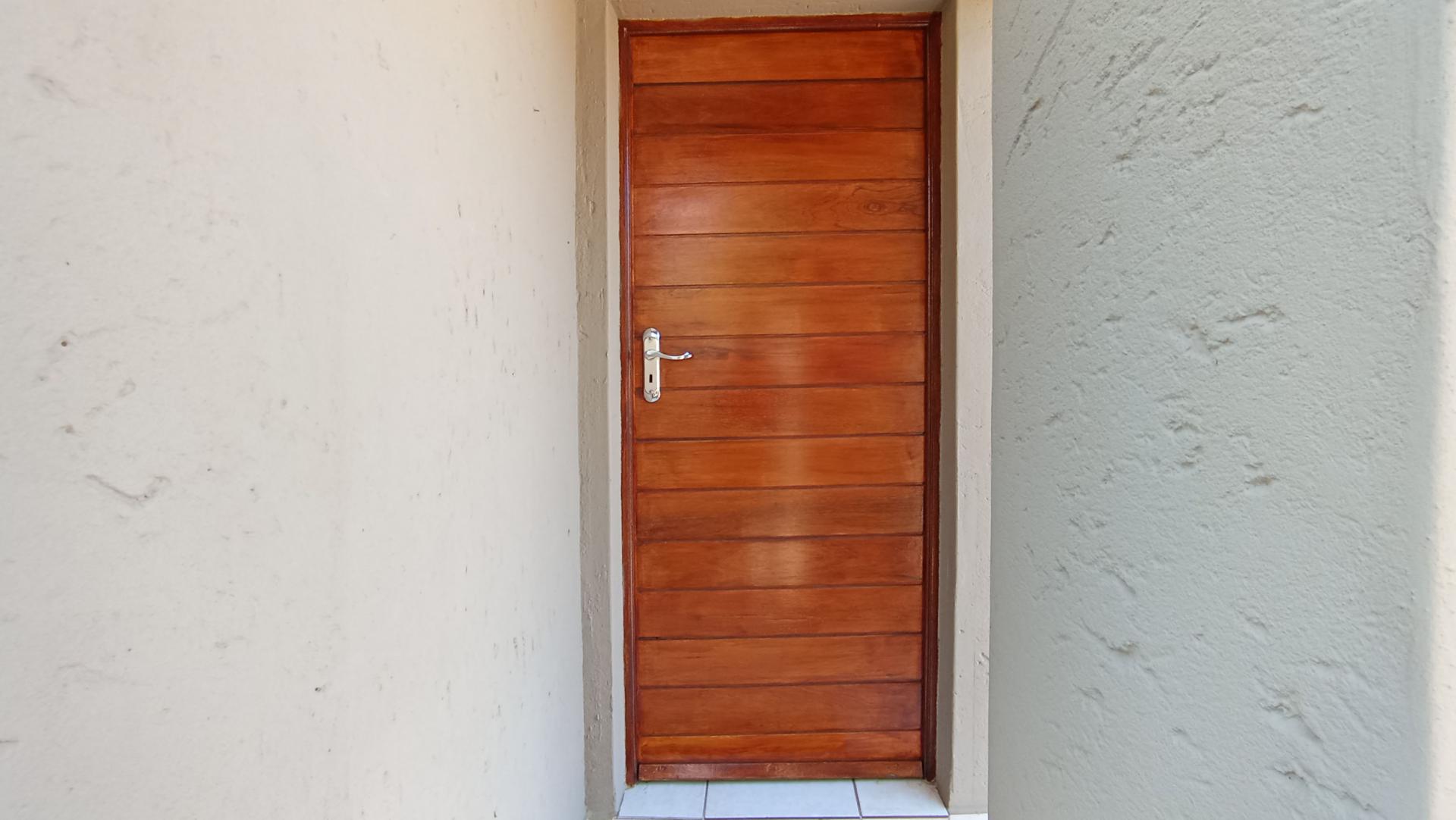 Front View of property in Rua Vista