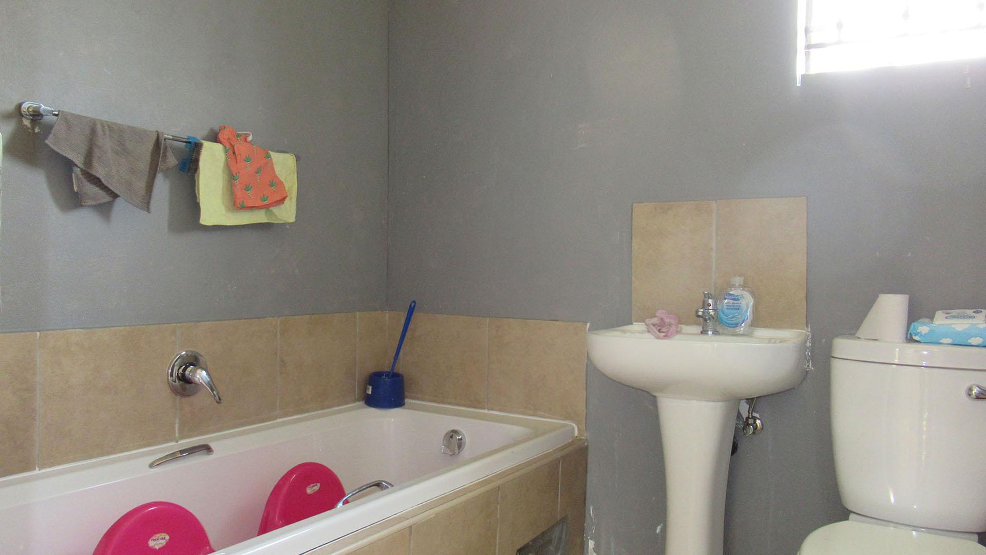 Bathroom 1 - 4 square meters of property in Savanna City