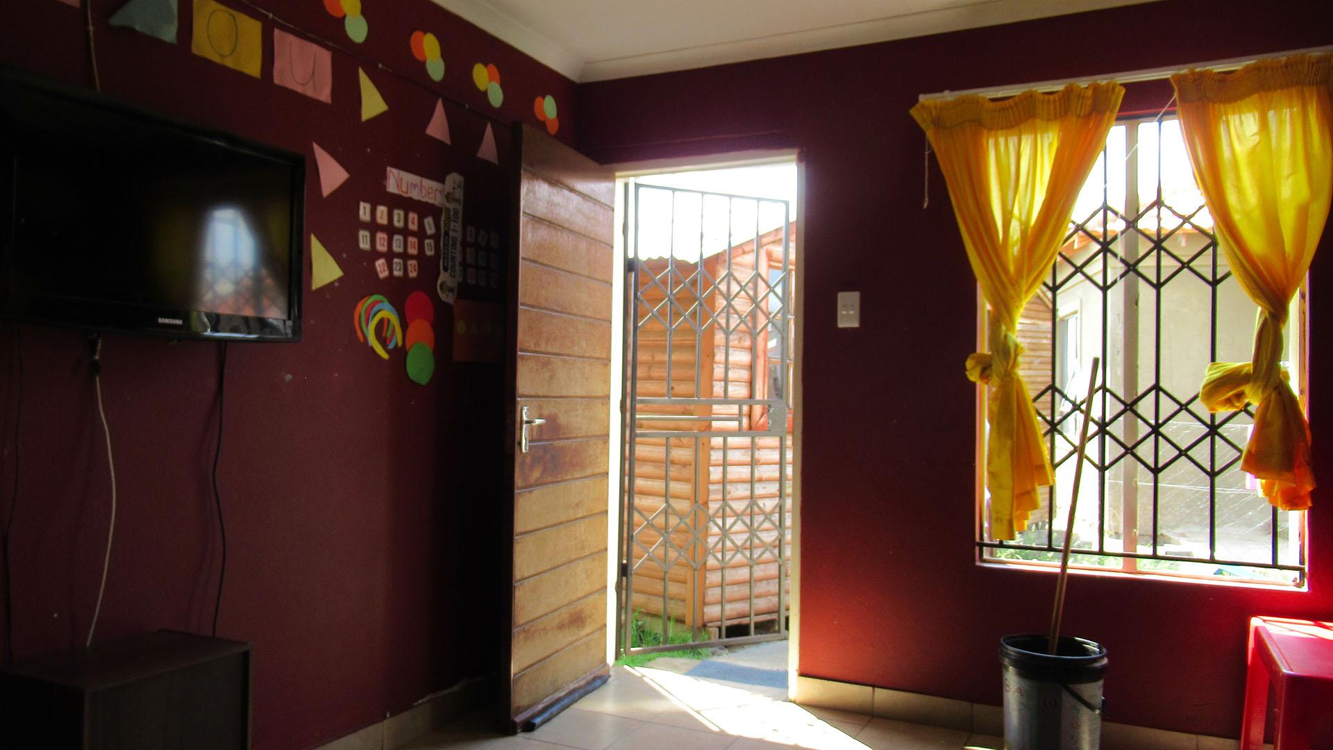 Lounges - 12 square meters of property in Savanna City