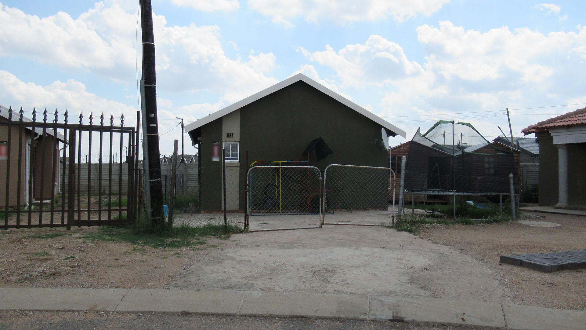 Front View of property in Savanna City