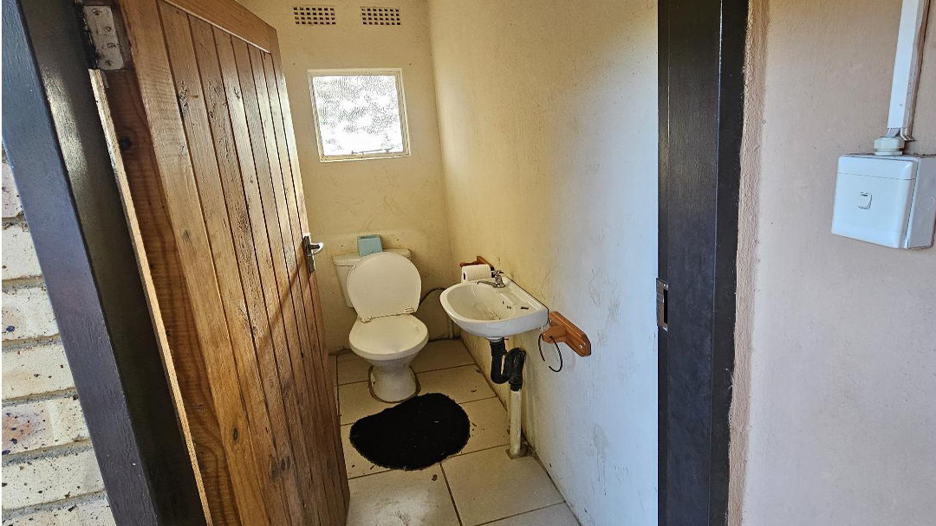 Bathroom 1 of property in Riebeeckstad