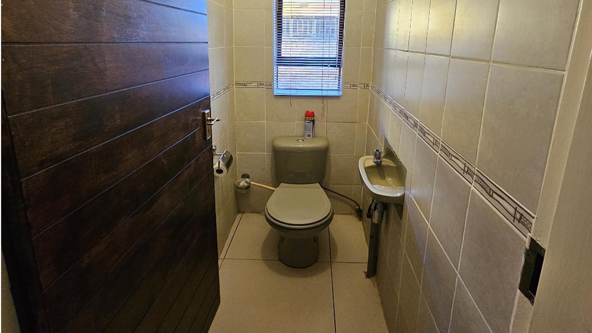 Bathroom 1 of property in Riebeeckstad