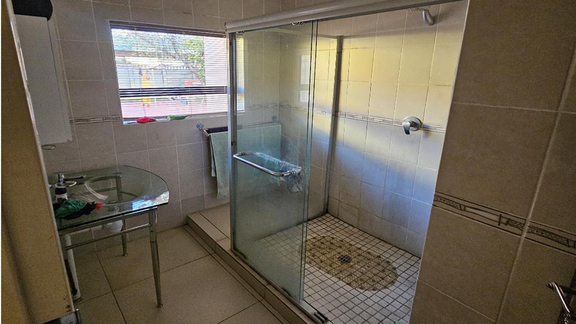 Bathroom 3+ of property in Riebeeckstad
