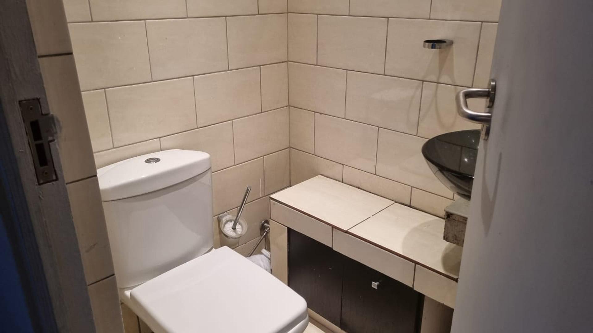 Bathroom 1 of property in Braamfontein