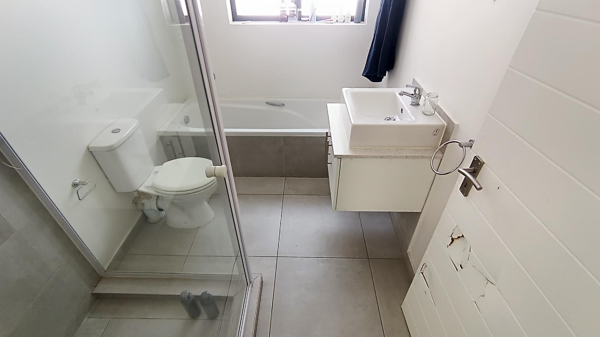 Bathroom 1 - 7 square meters of property in Kraaifontein