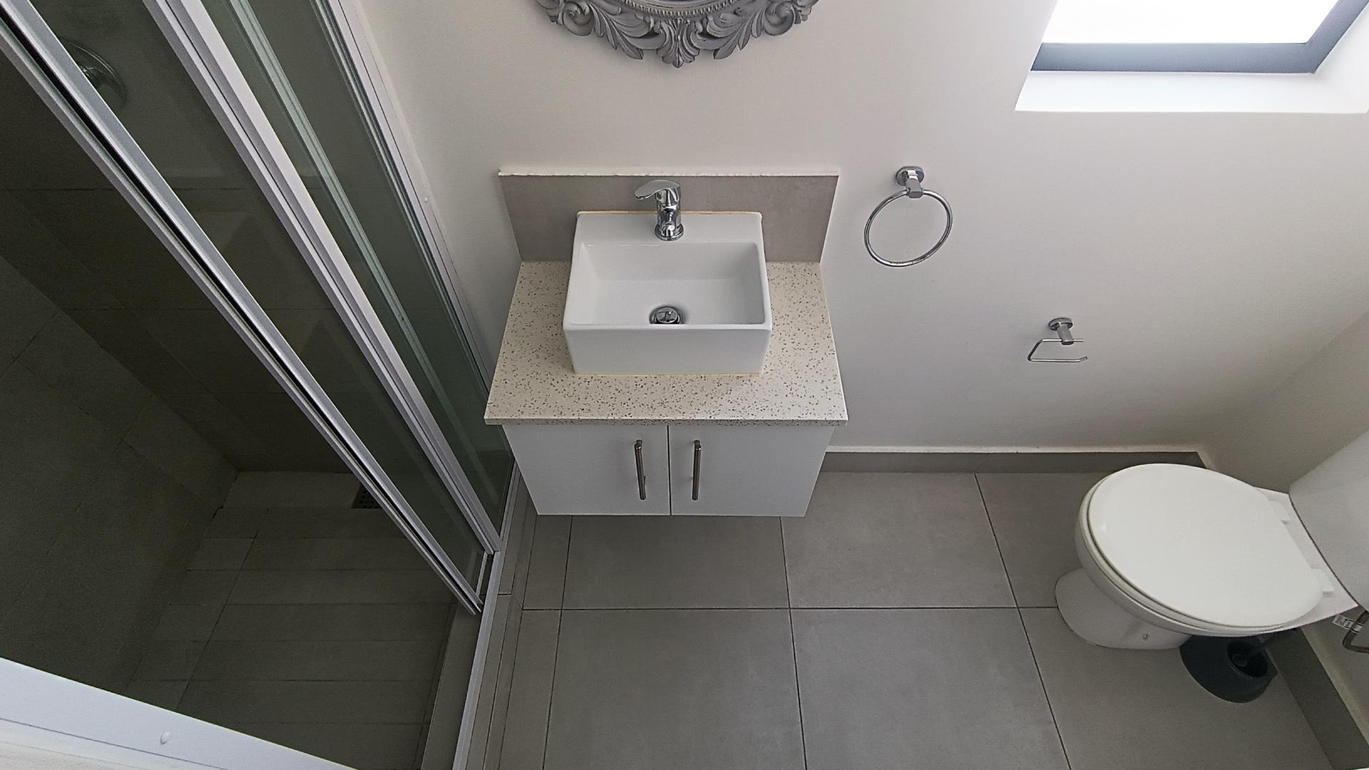 Main Bathroom - 4 square meters of property in Kraaifontein