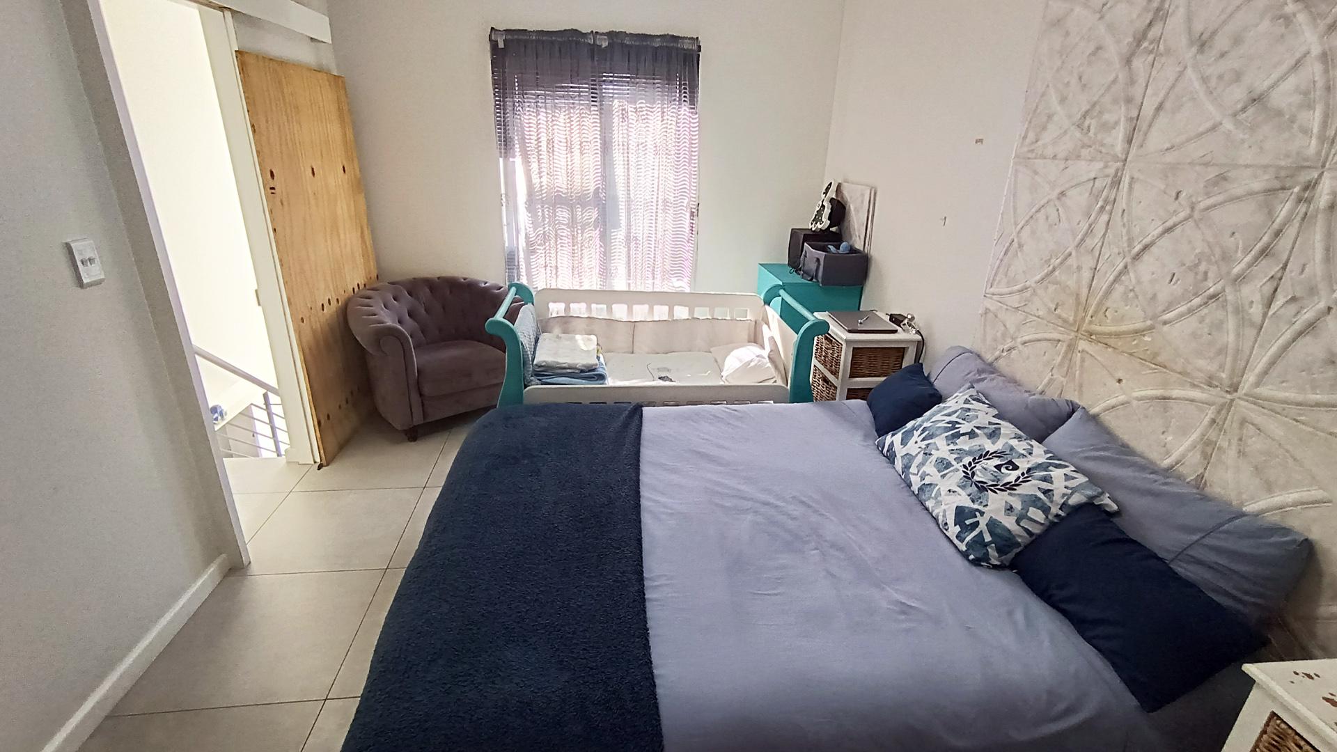 Main Bedroom - 17 square meters of property in Kraaifontein