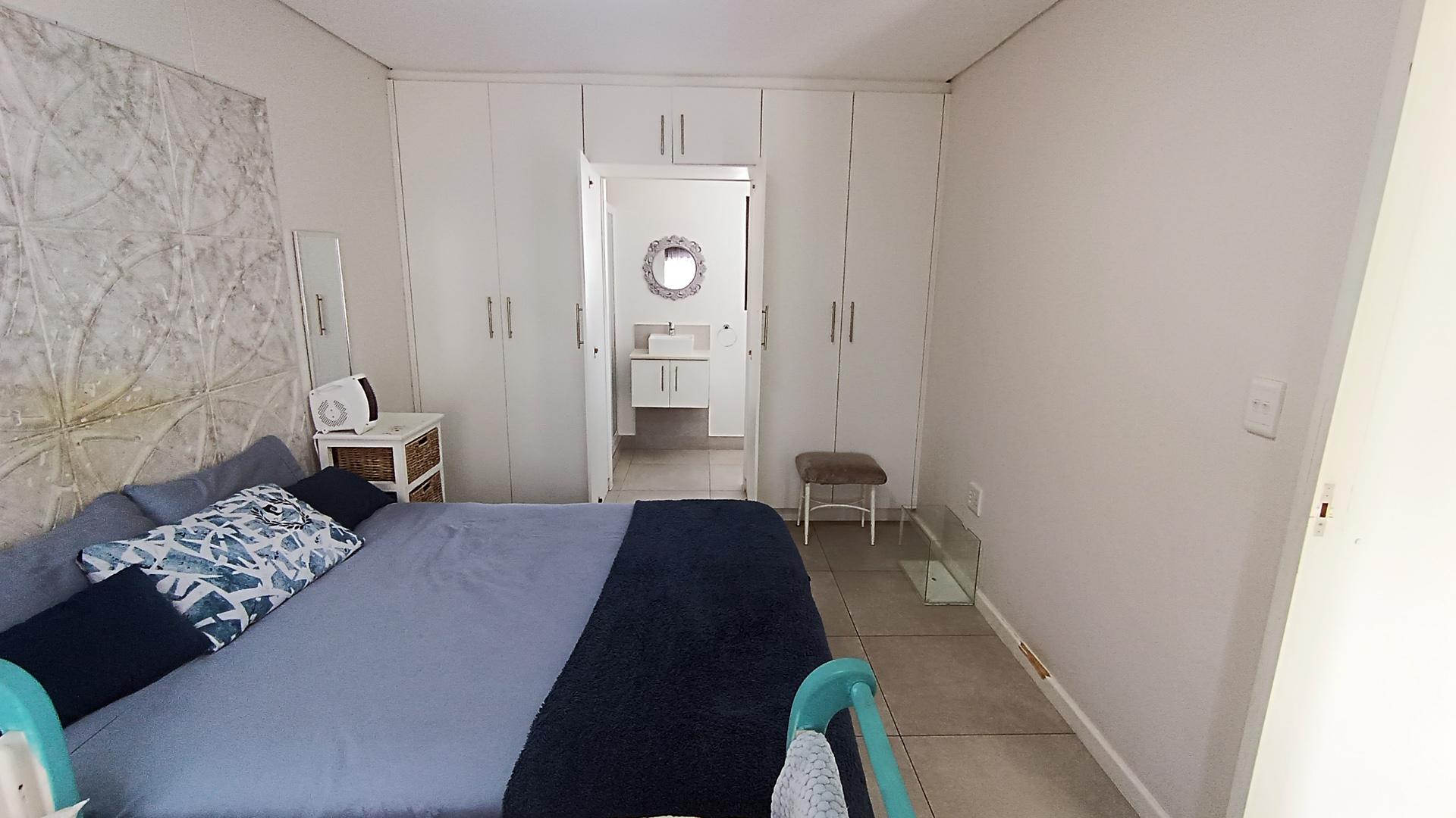 Main Bedroom - 17 square meters of property in Kraaifontein