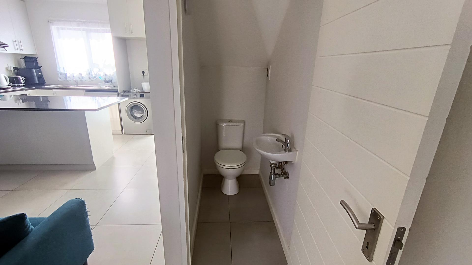 Guest Toilet - 2 square meters of property in Kraaifontein