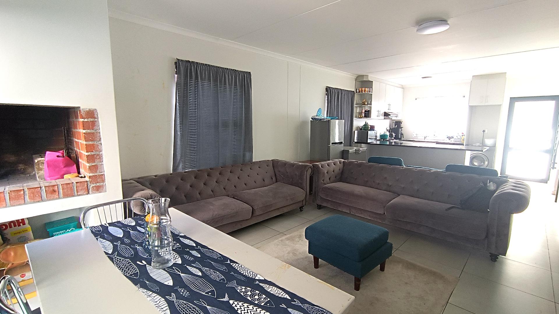 Lounges - 30 square meters of property in Kraaifontein