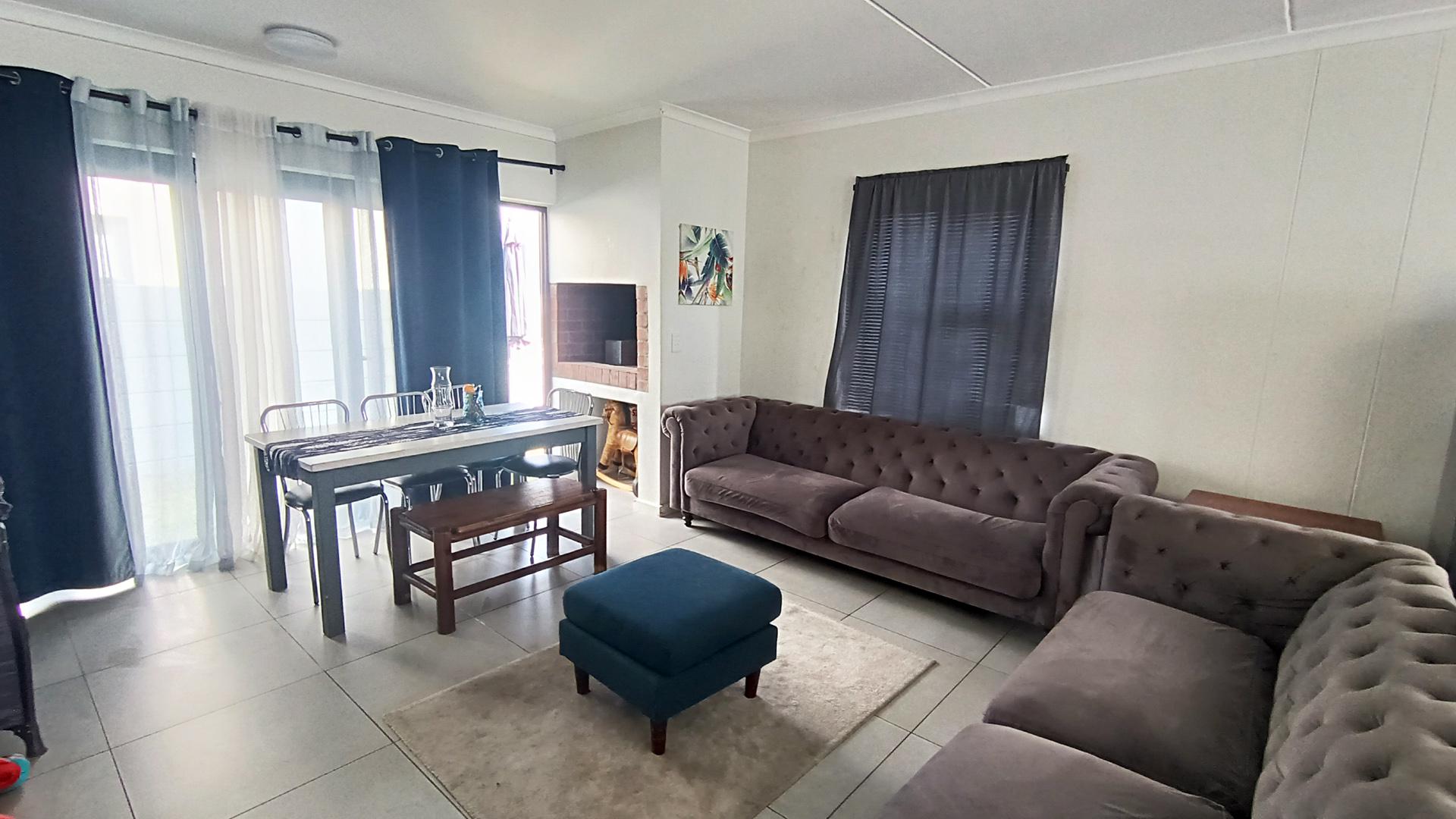 Lounges - 30 square meters of property in Kraaifontein
