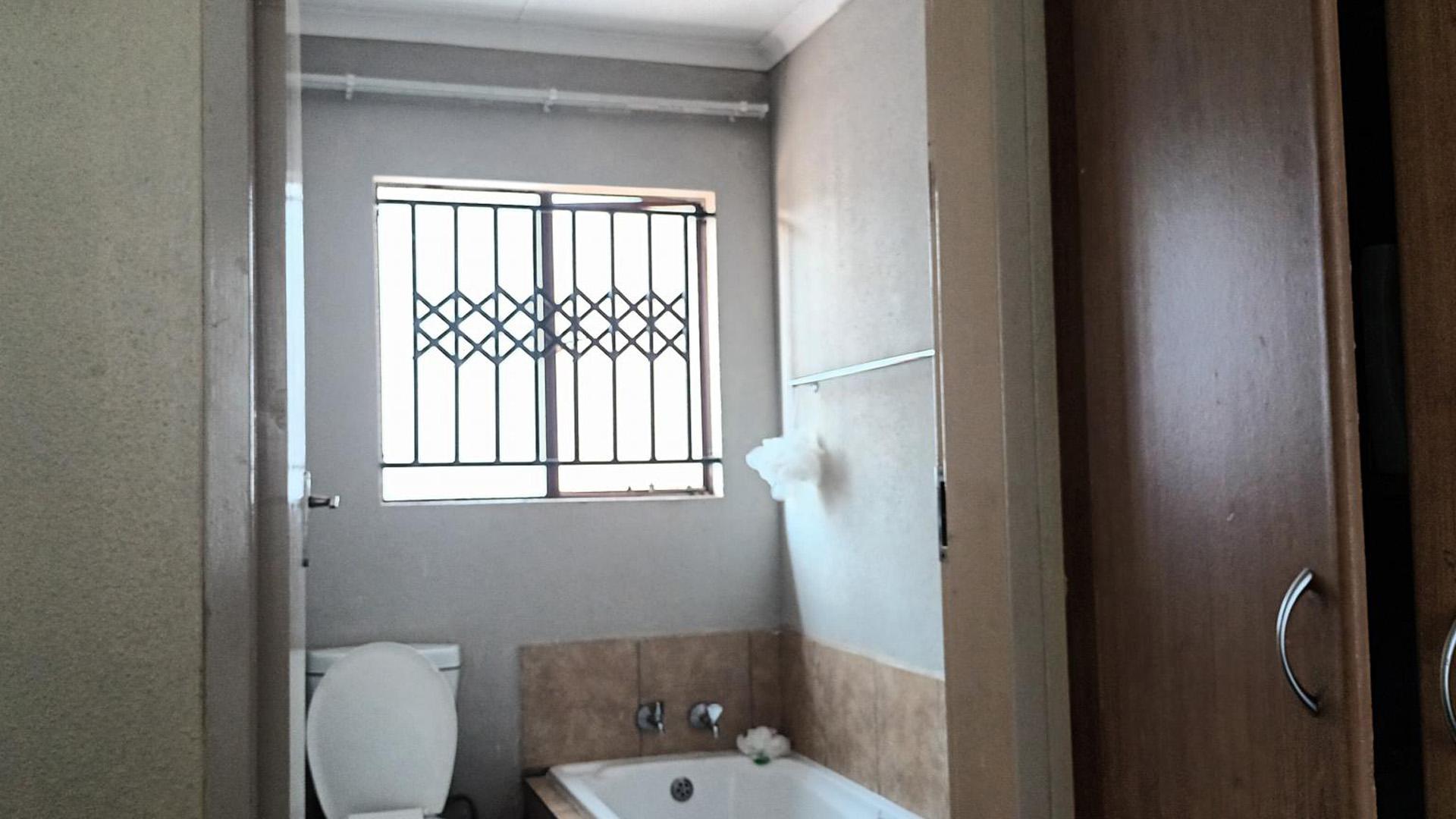 Bathroom 2 of property in Theresapark