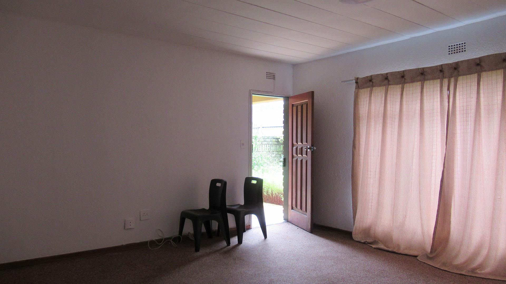 Lounges - 28 square meters of property in Greenhills