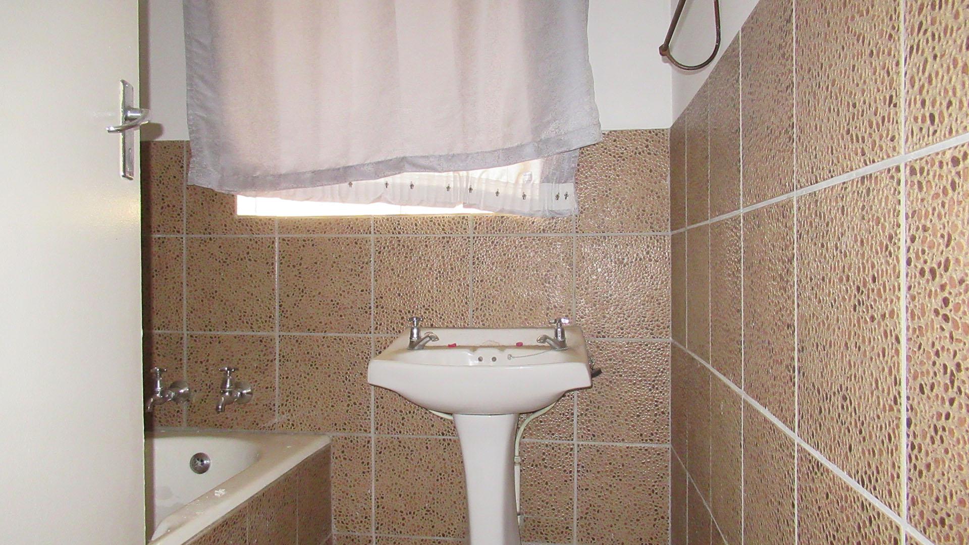 Bathroom 1 - 4 square meters of property in Greenhills