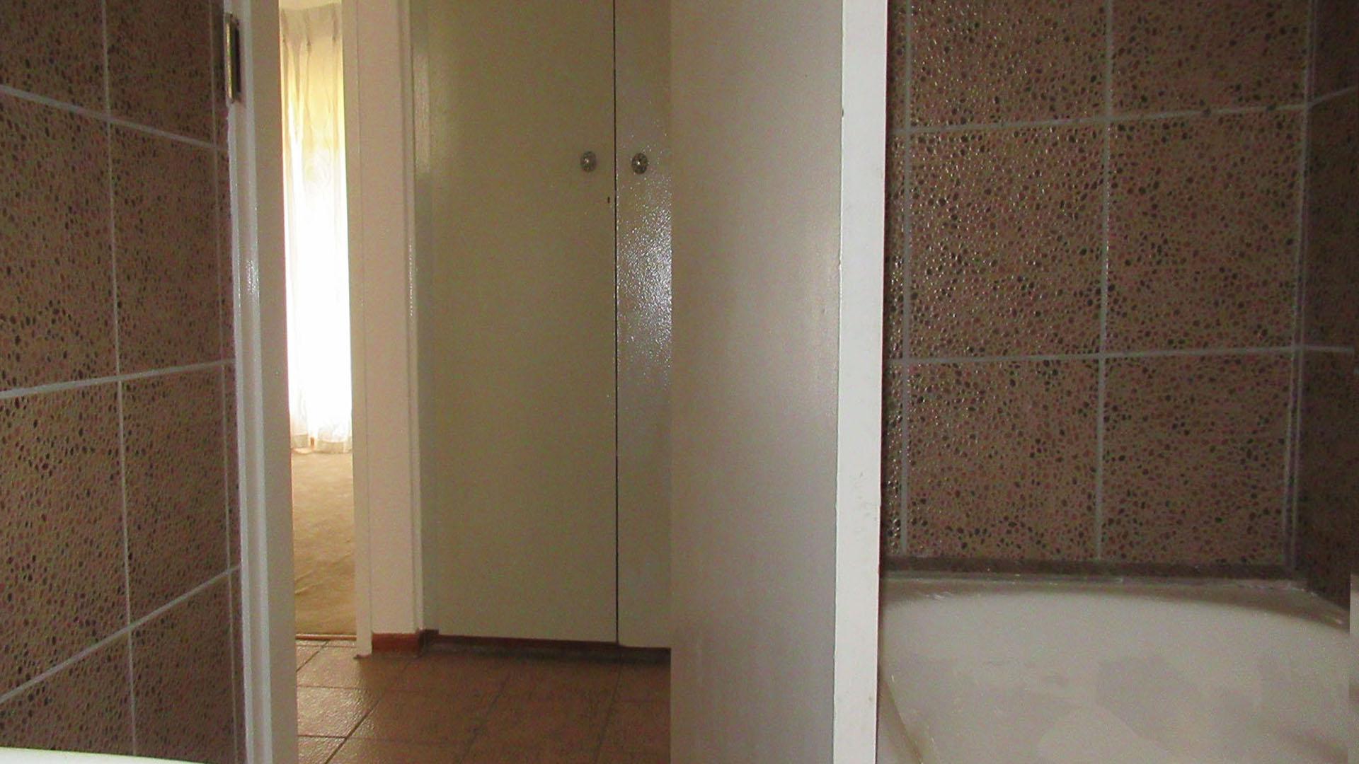 Bathroom 1 - 4 square meters of property in Greenhills