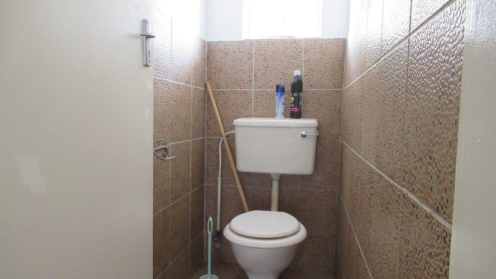 Bathroom 2 - 3 square meters of property in Greenhills