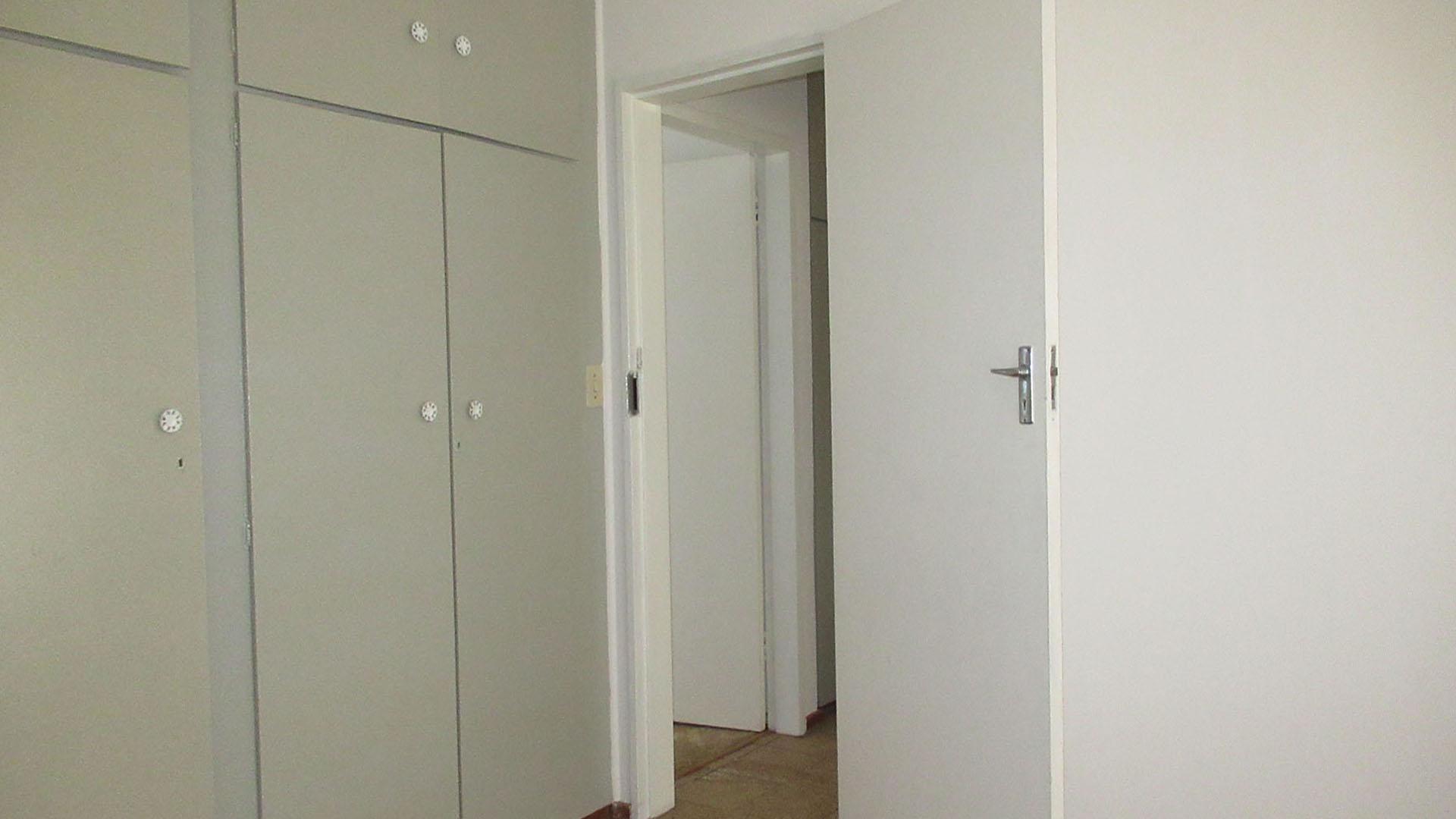 Bed Room 1 - 14 square meters of property in Greenhills