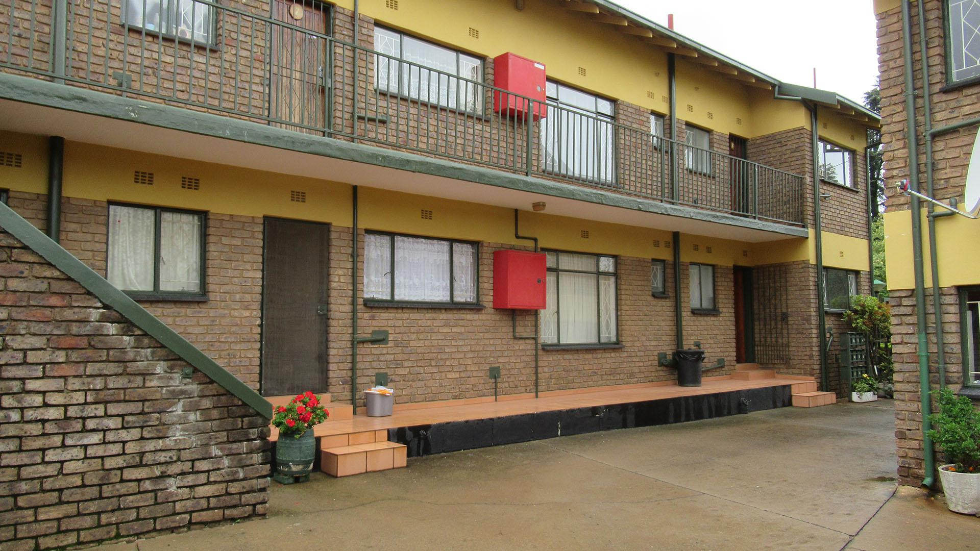 Front View of property in Greenhills