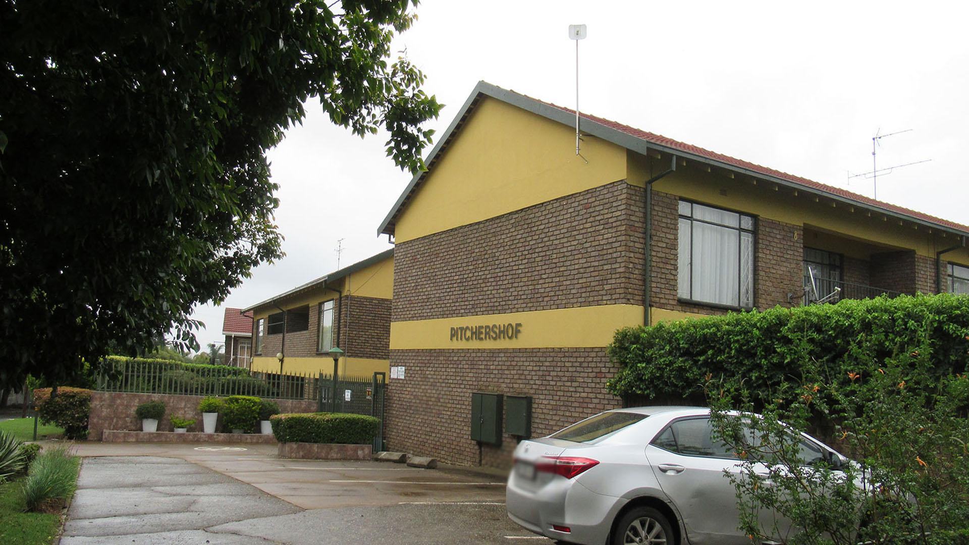 Front View of property in Greenhills