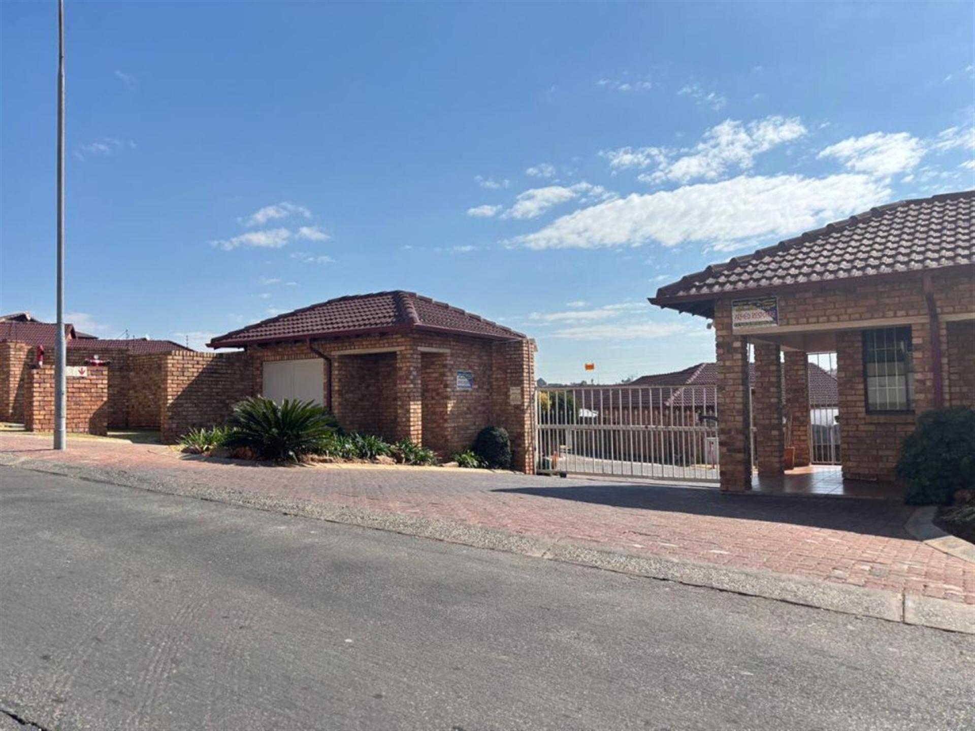 Front View of property in Mondeor