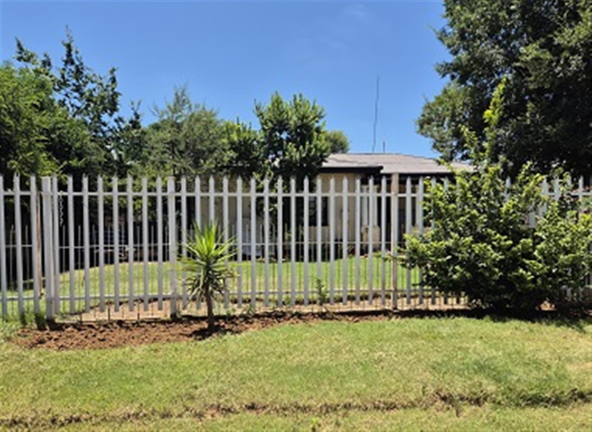 Front View of property in Leeudoringstad