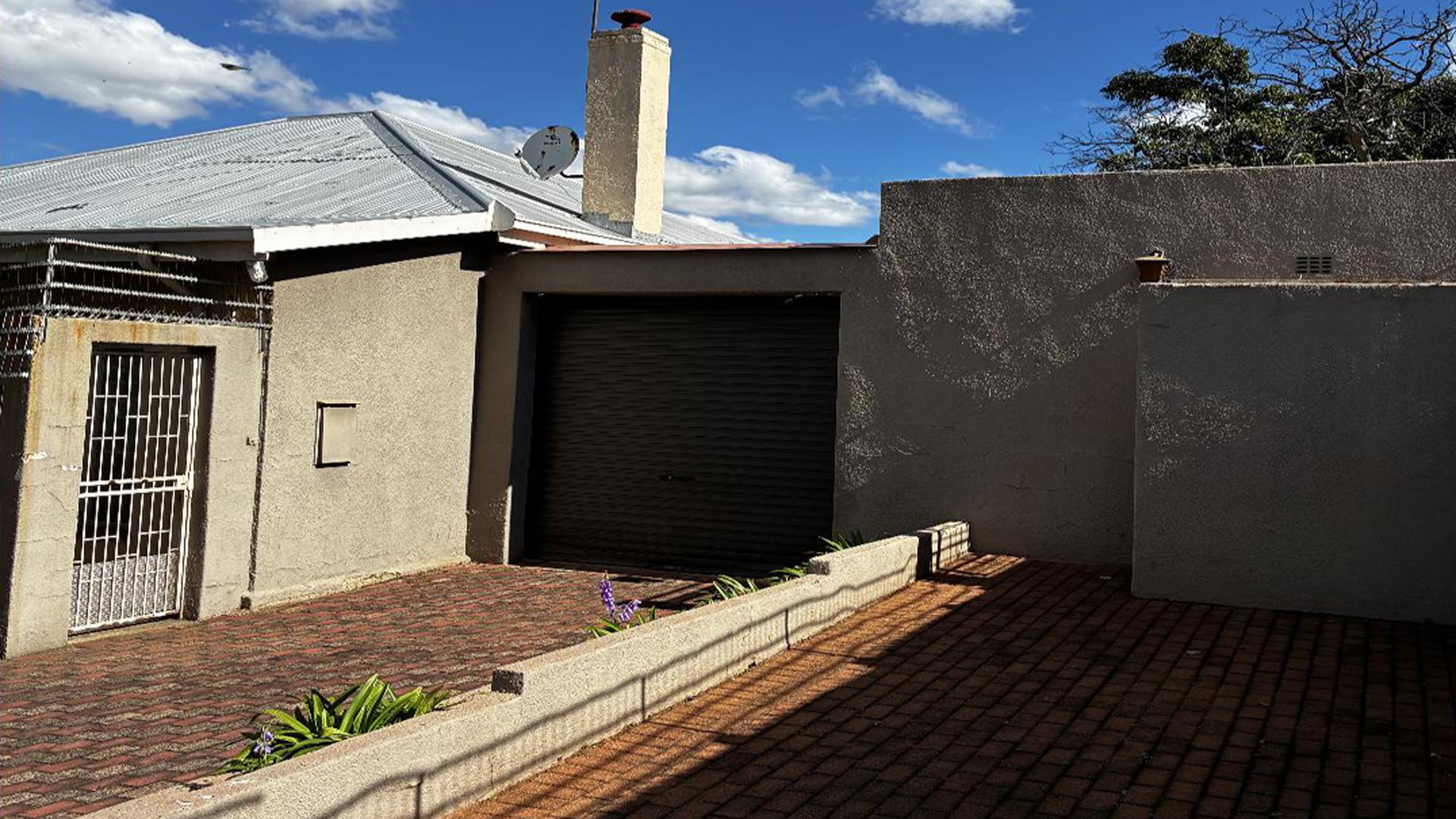 Front View of property in Primrose