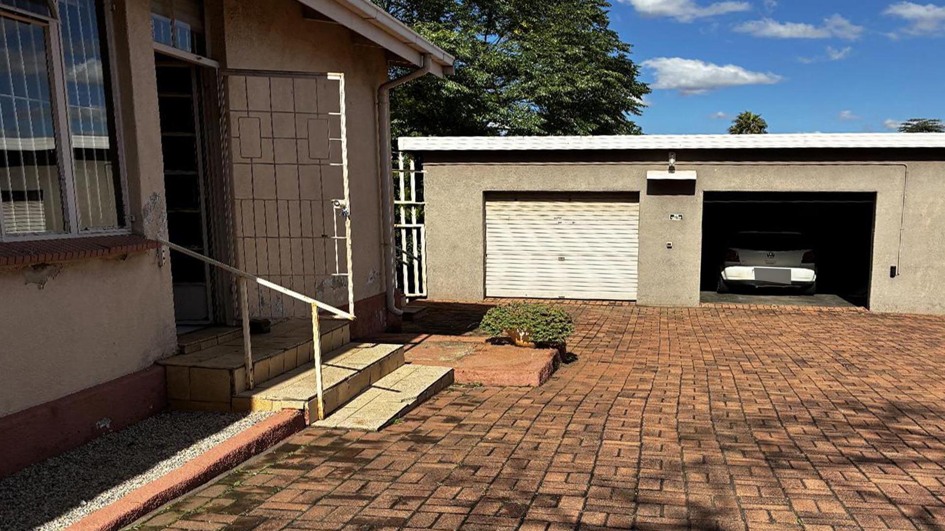 Garage of property in Primrose