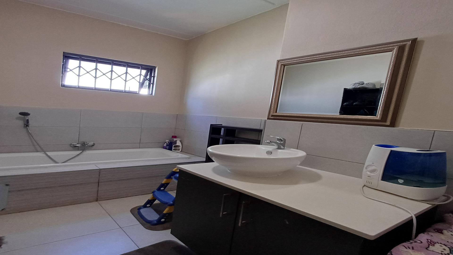 Bathroom 2 of property in Pomona
