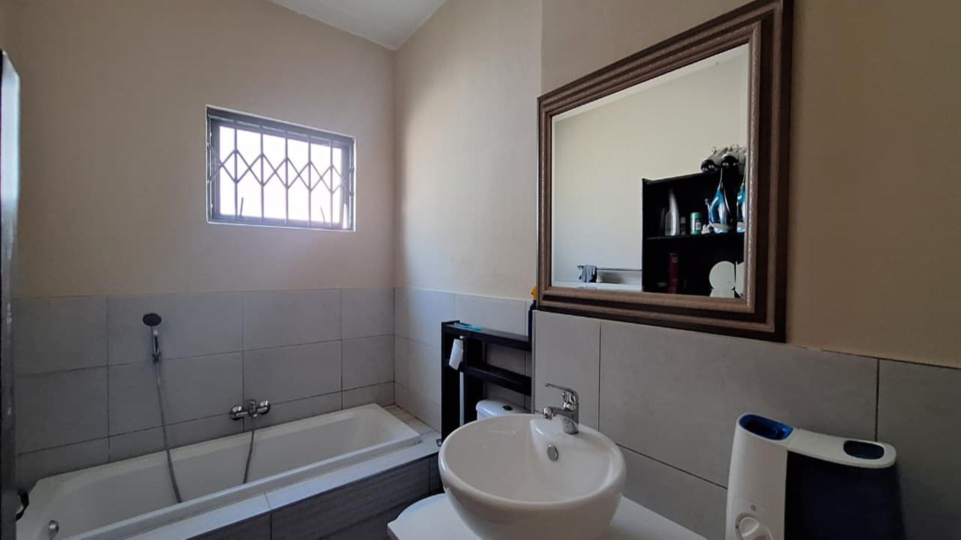 Bathroom 1 of property in Pomona