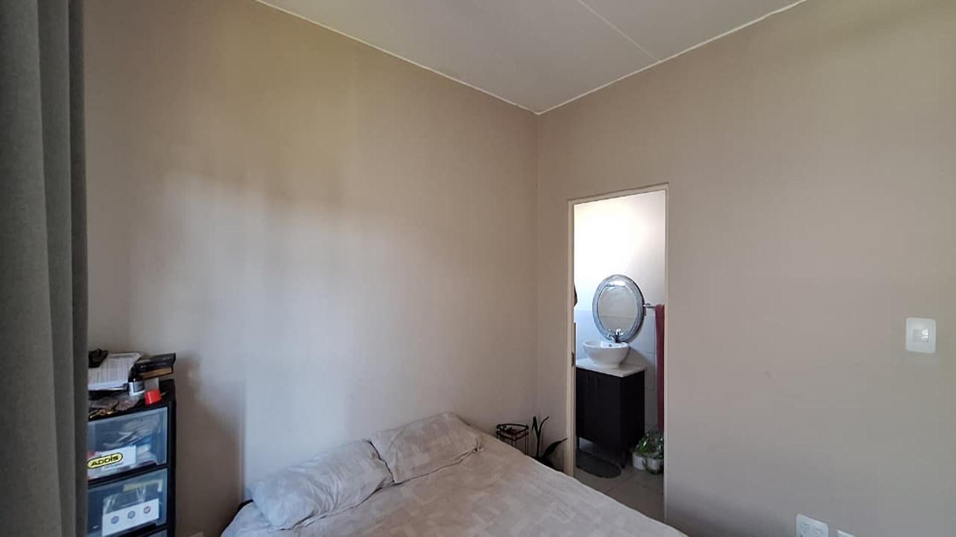 Main Bedroom of property in Pomona