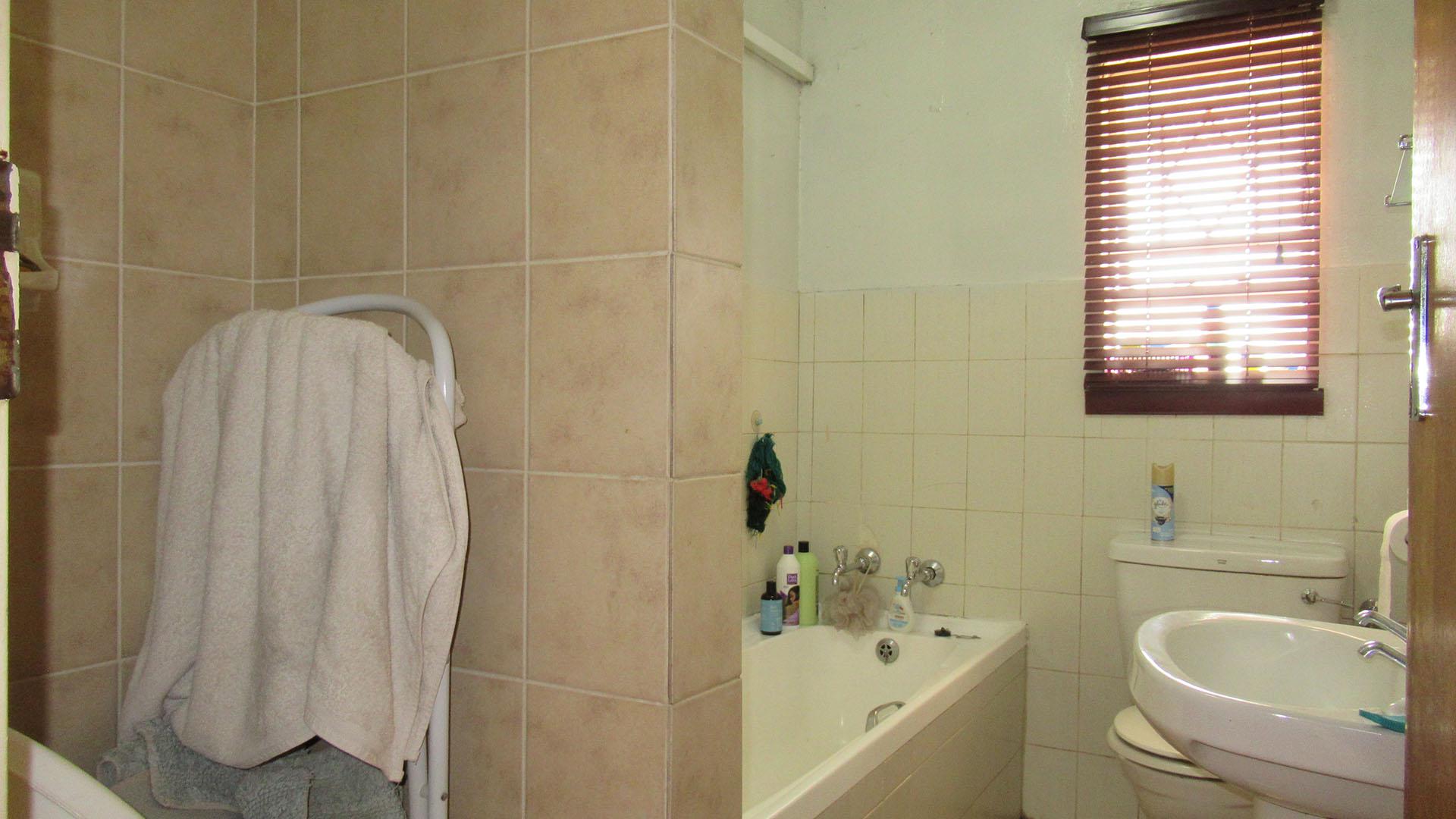 Bathroom 1 - 5 square meters of property in Florida