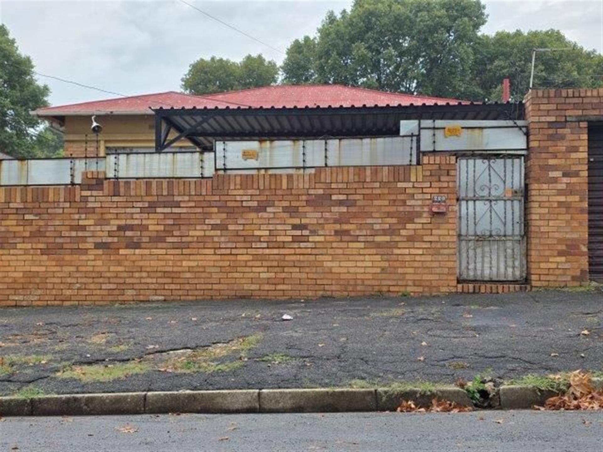 Front View of property in Bezuidenhout Valley