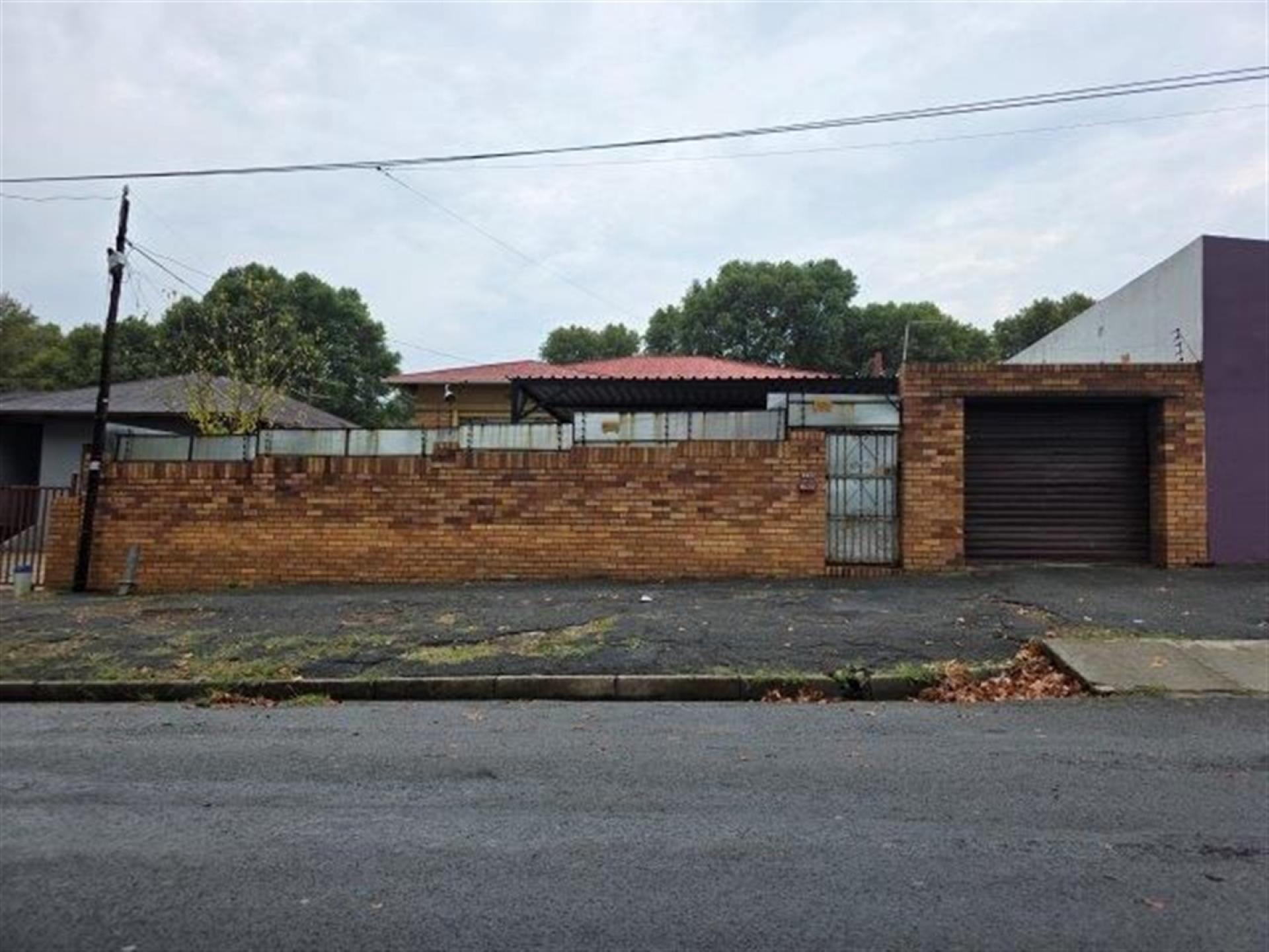 Front View of property in Bezuidenhout Valley