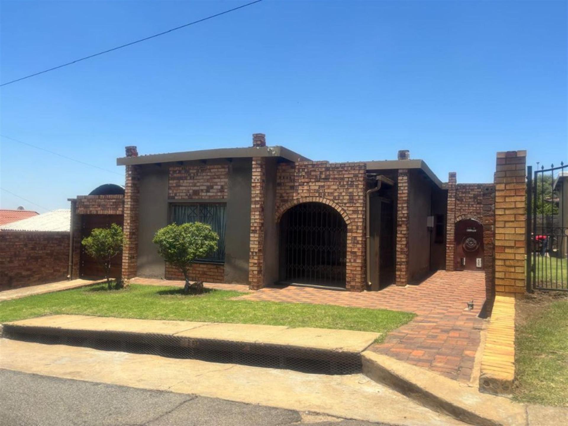 Front View of property in Orlando West