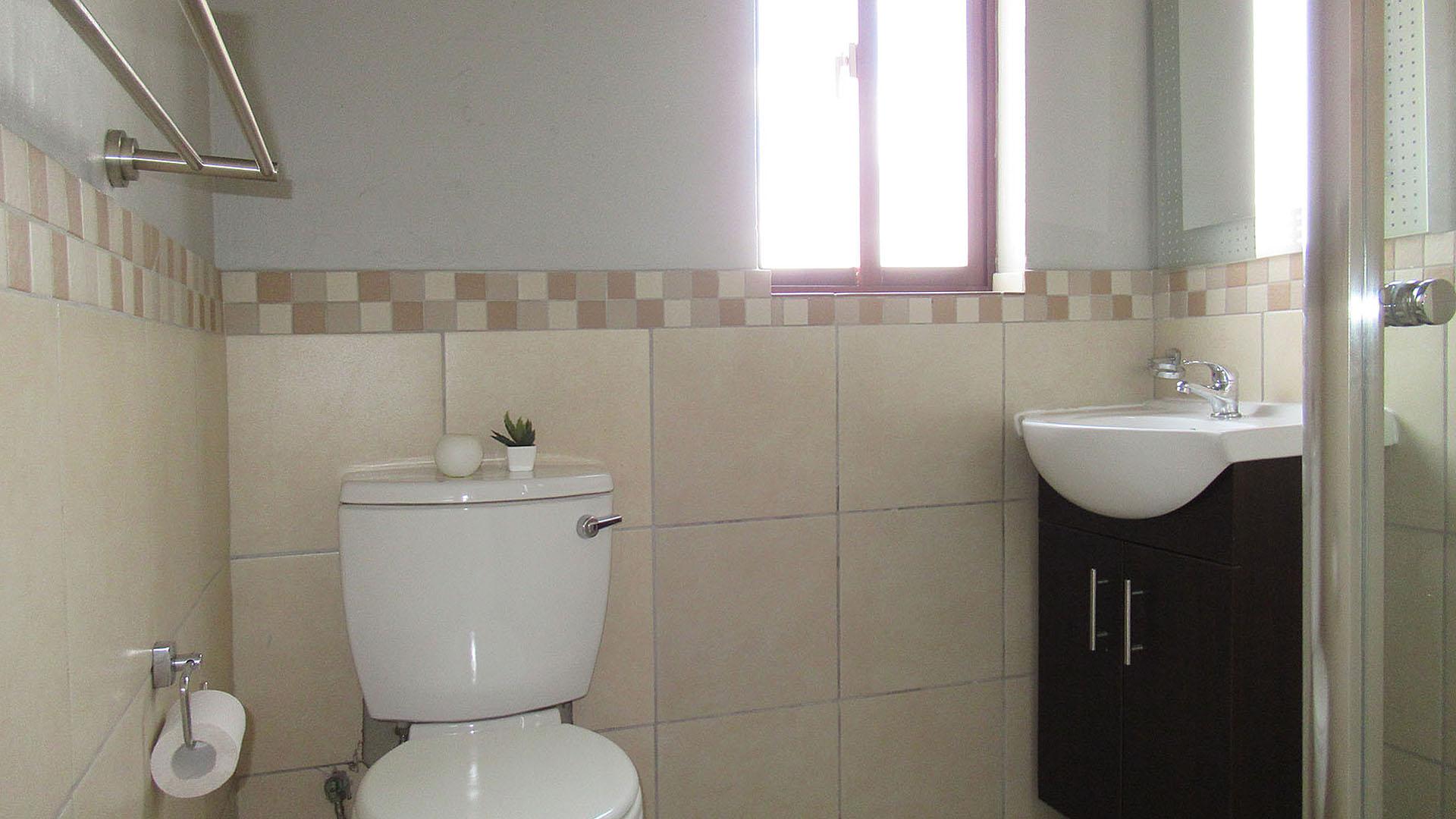 Bathroom 1 - 5 square meters of property in Honeydew