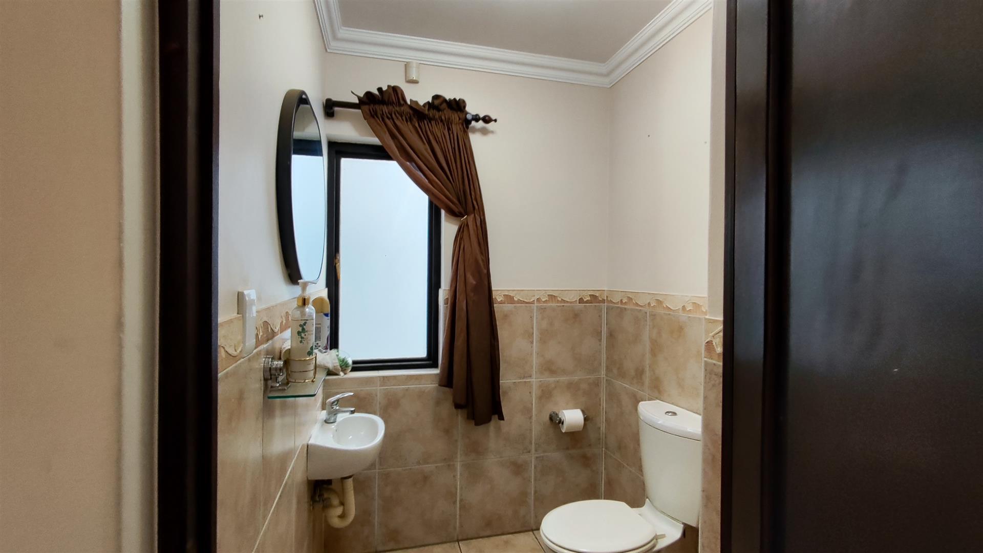 Guest Toilet - 3 square meters of property in Greenstone Hill
