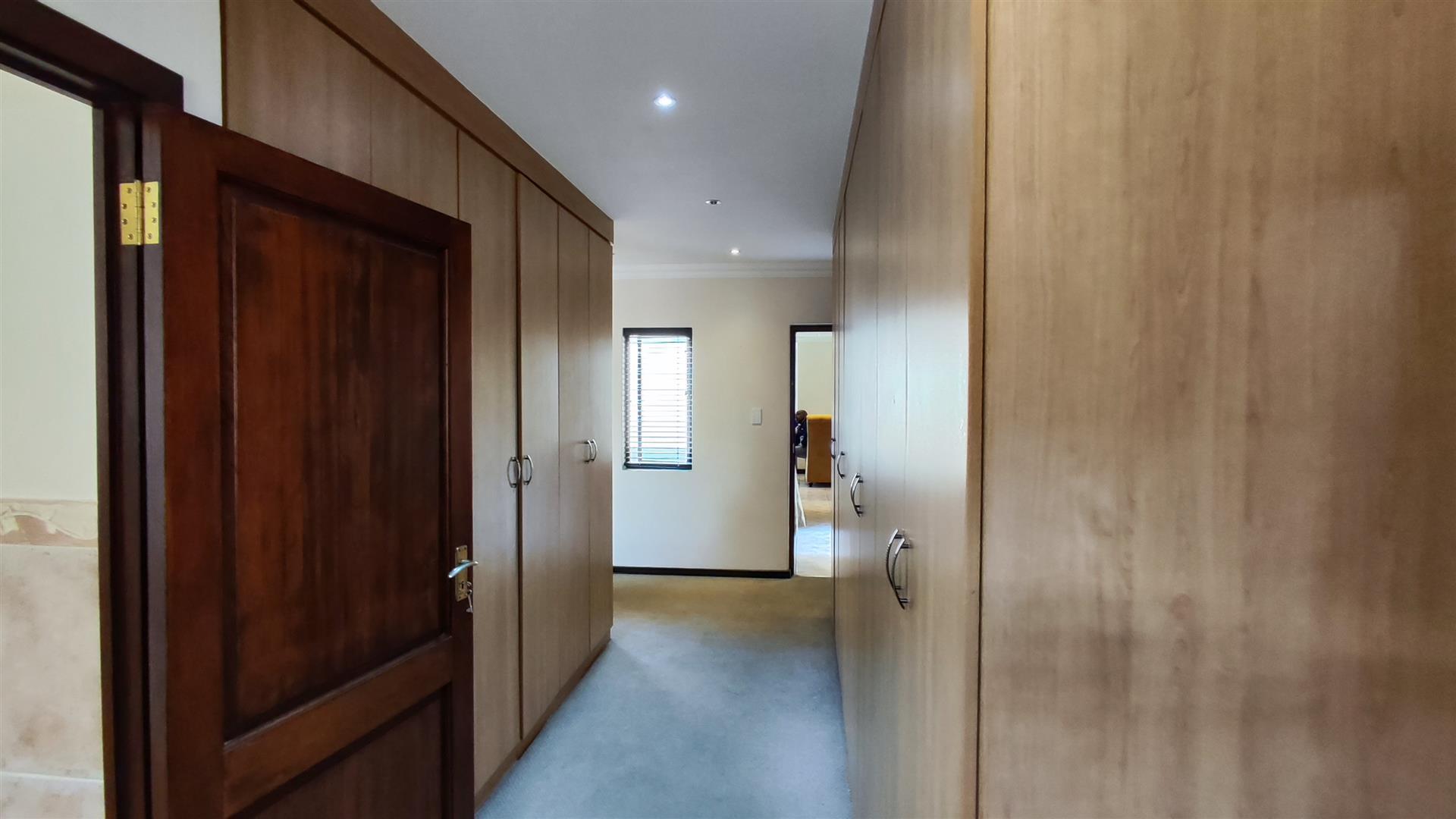 Main Bedroom - 27 square meters of property in Greenstone Hill