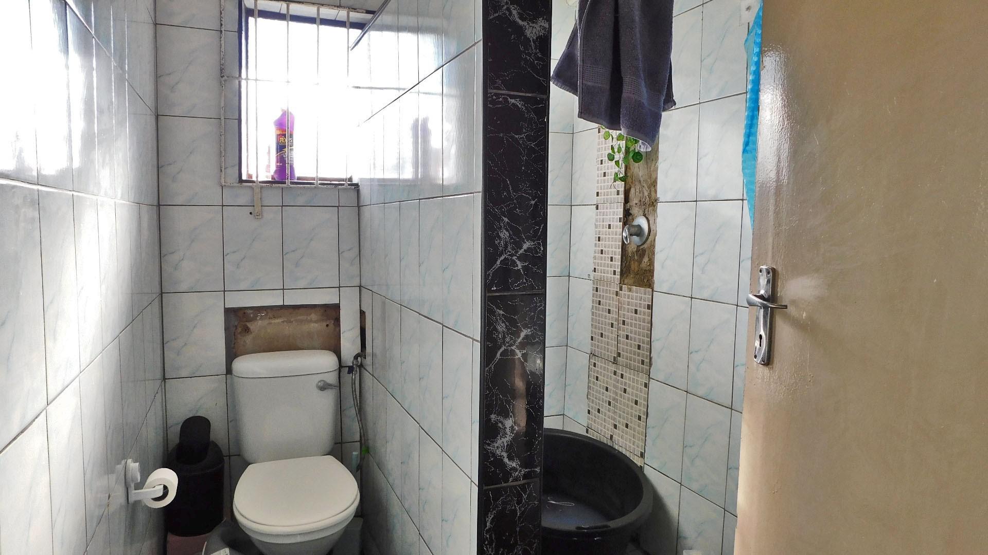 Bathroom 1 - 5 square meters of property in Grosvenor