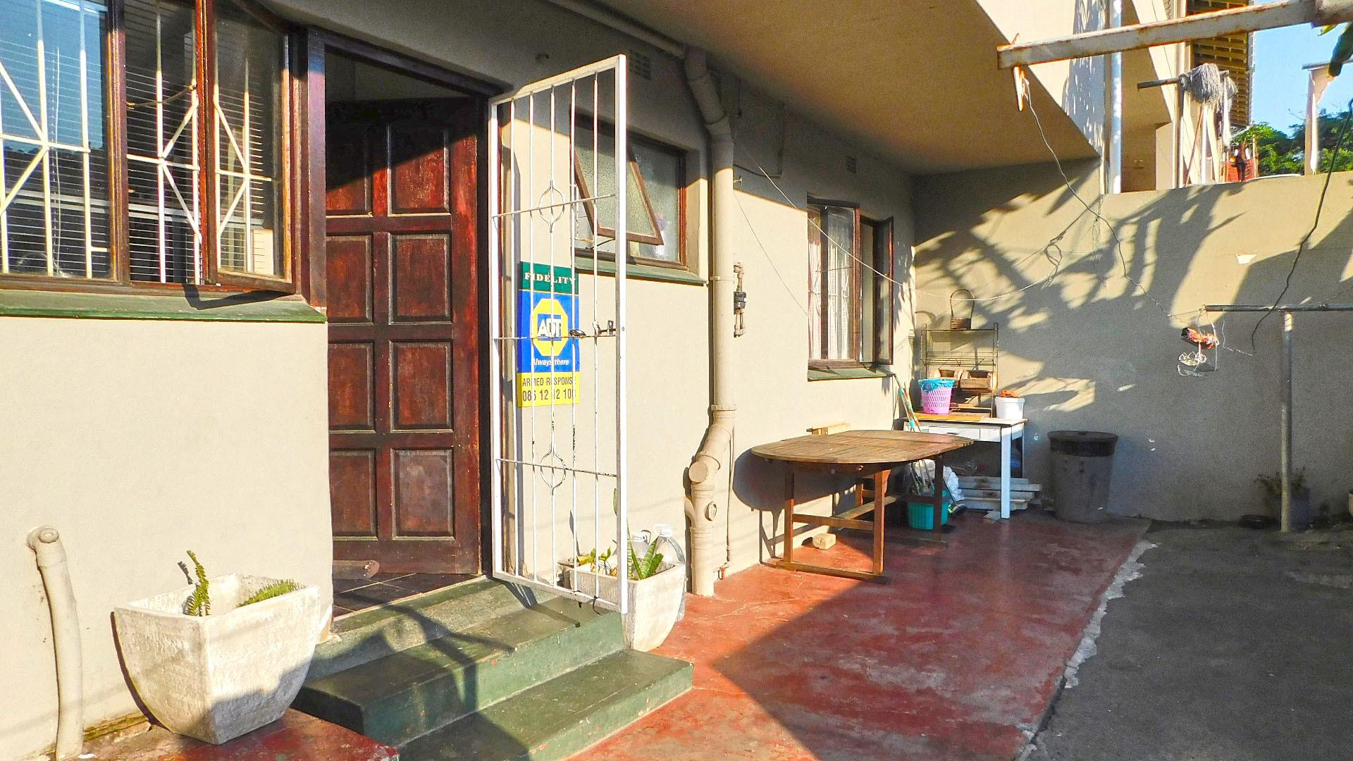 Front View of property in Grosvenor