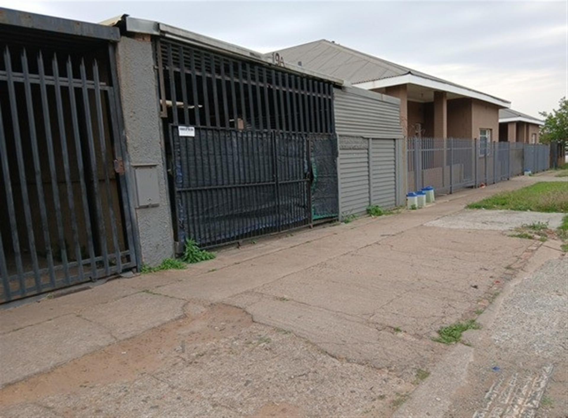 Front View of property in Geduld