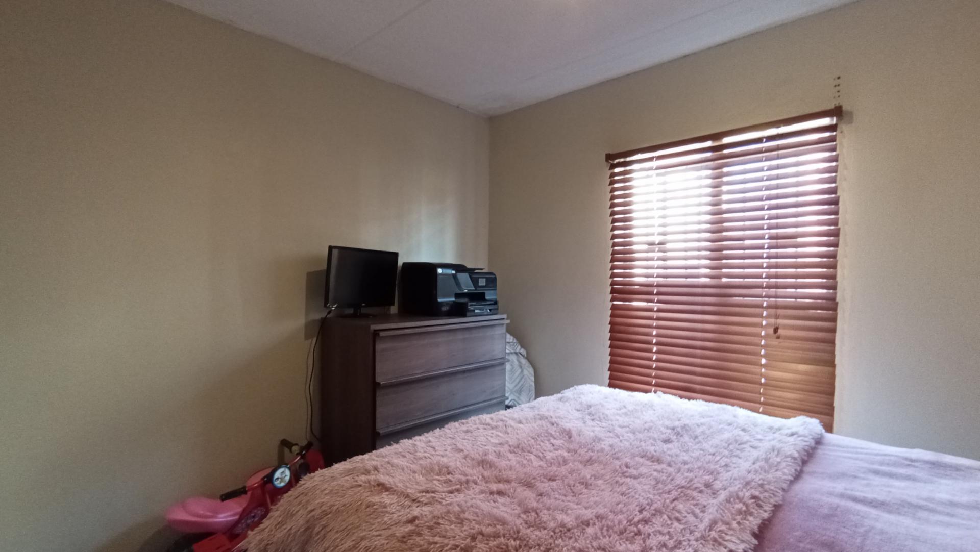 Bed Room 1 - 9 square meters of property in Aeroton