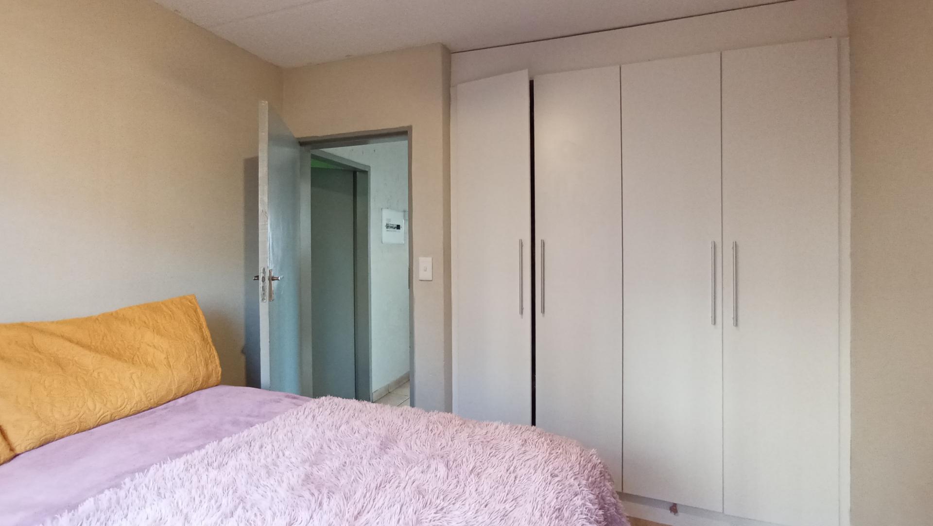 Bed Room 1 - 9 square meters of property in Aeroton