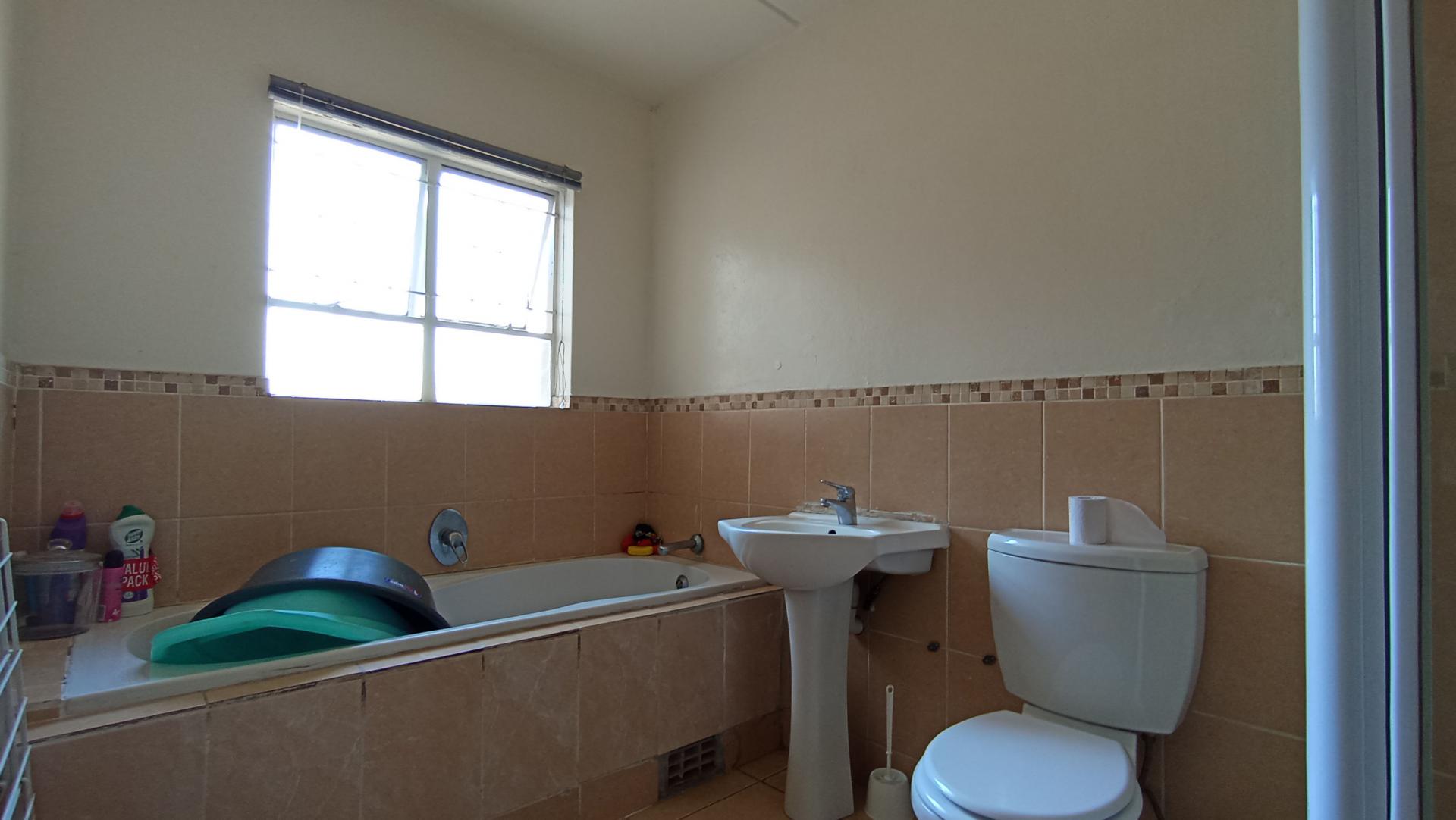 Bathroom 1 - 6 square meters of property in Aeroton